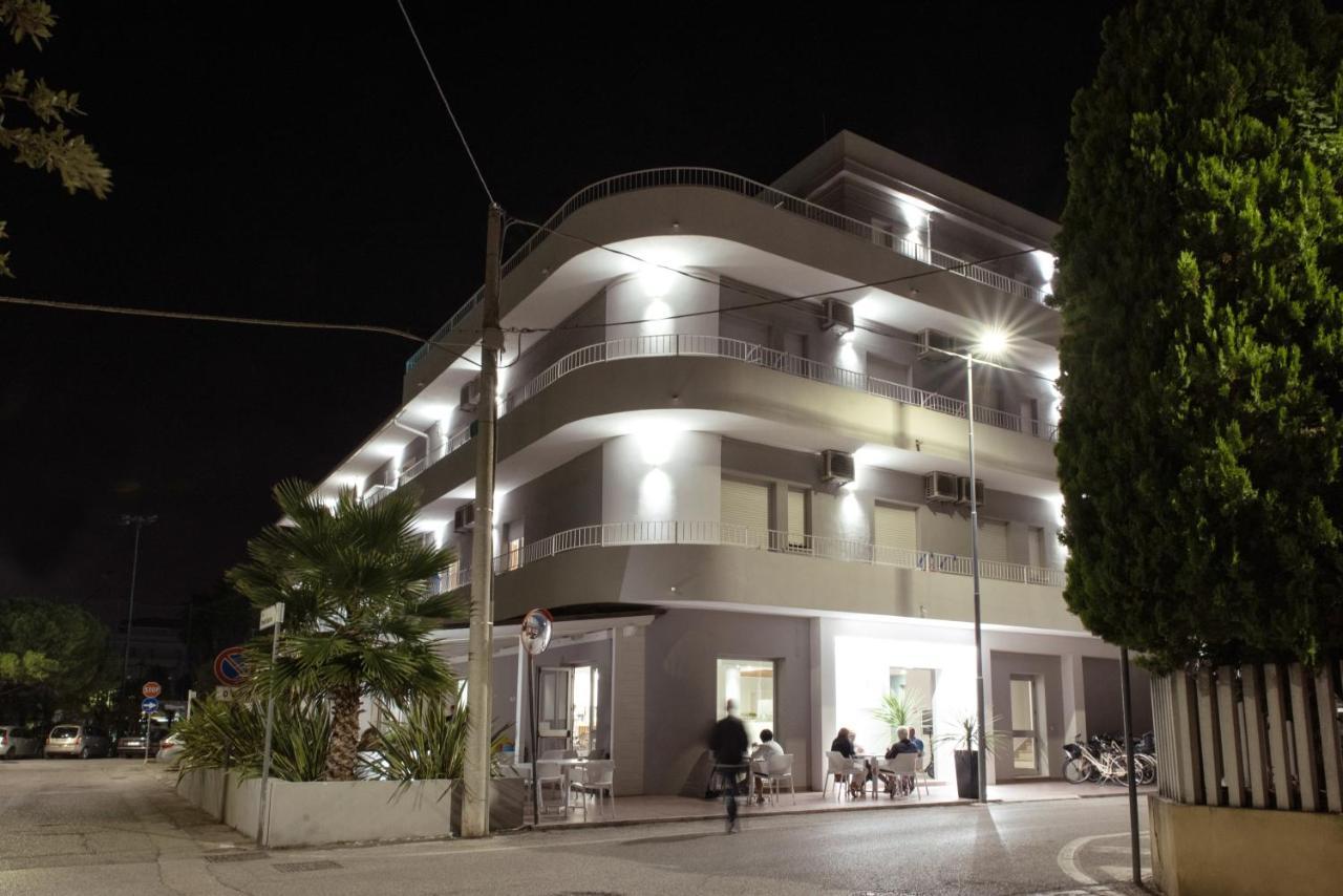 Adria Beach Hotel Alba Adriatica Exterior foto